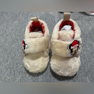 NWOT Minnie Christmas booties for 0-3 months